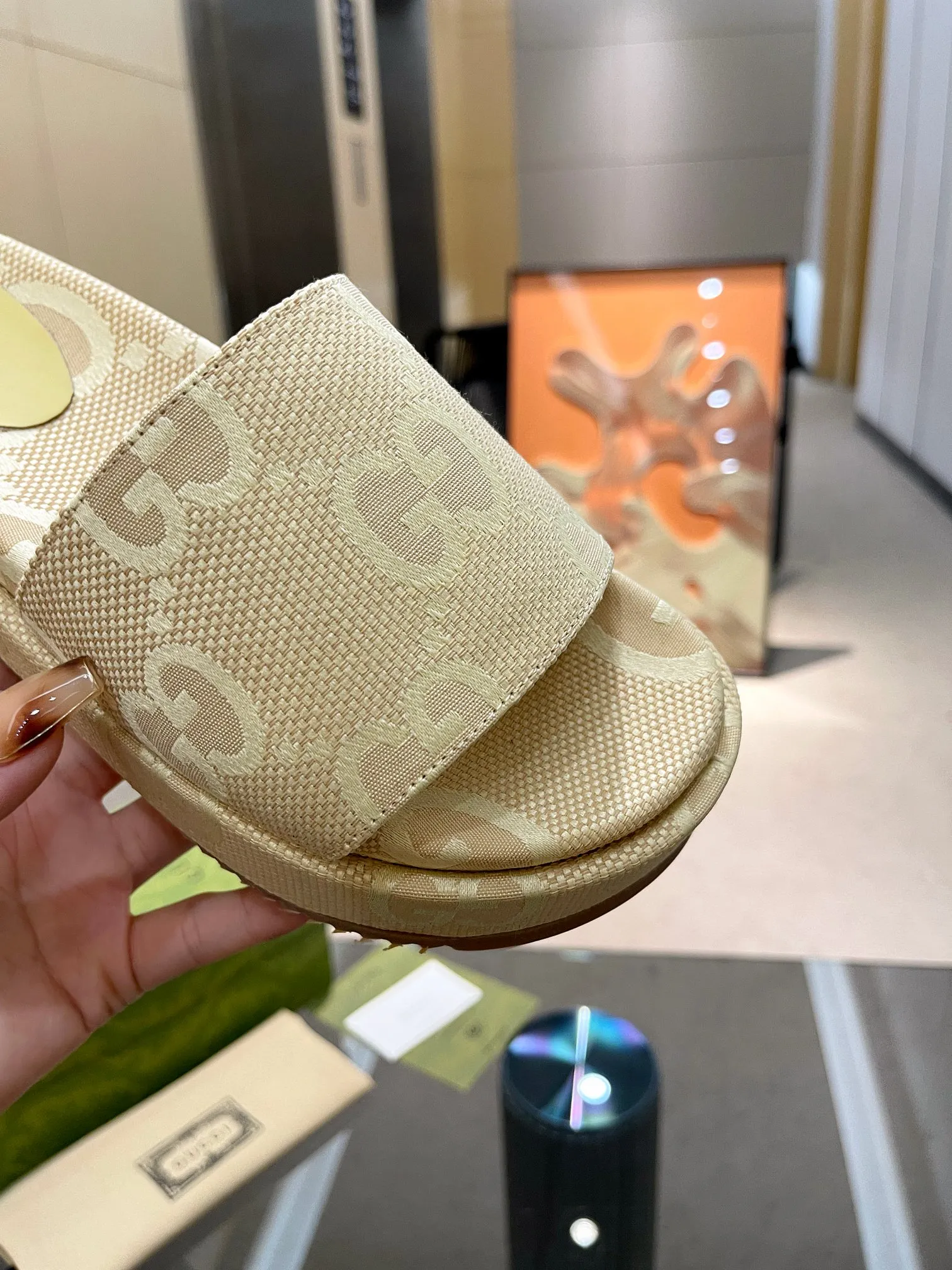 👟👟Ex-factory price 400👟👟 Shipped throughout the year, 200 colors] Gucci’s latest limited edition thick-soled slippers. Top quality for sale. Purchase genuine product for development. The material and workmanship are consistent with the original. Upper: original special printing process. Lining: dyed sheepskin. Outsole: Italian private model outsole. Size: 35-43M standard size. 41, 42, 43 are also customized and cannot be returned. Sole thickness: 5.5cm. Forefoot 4cm.